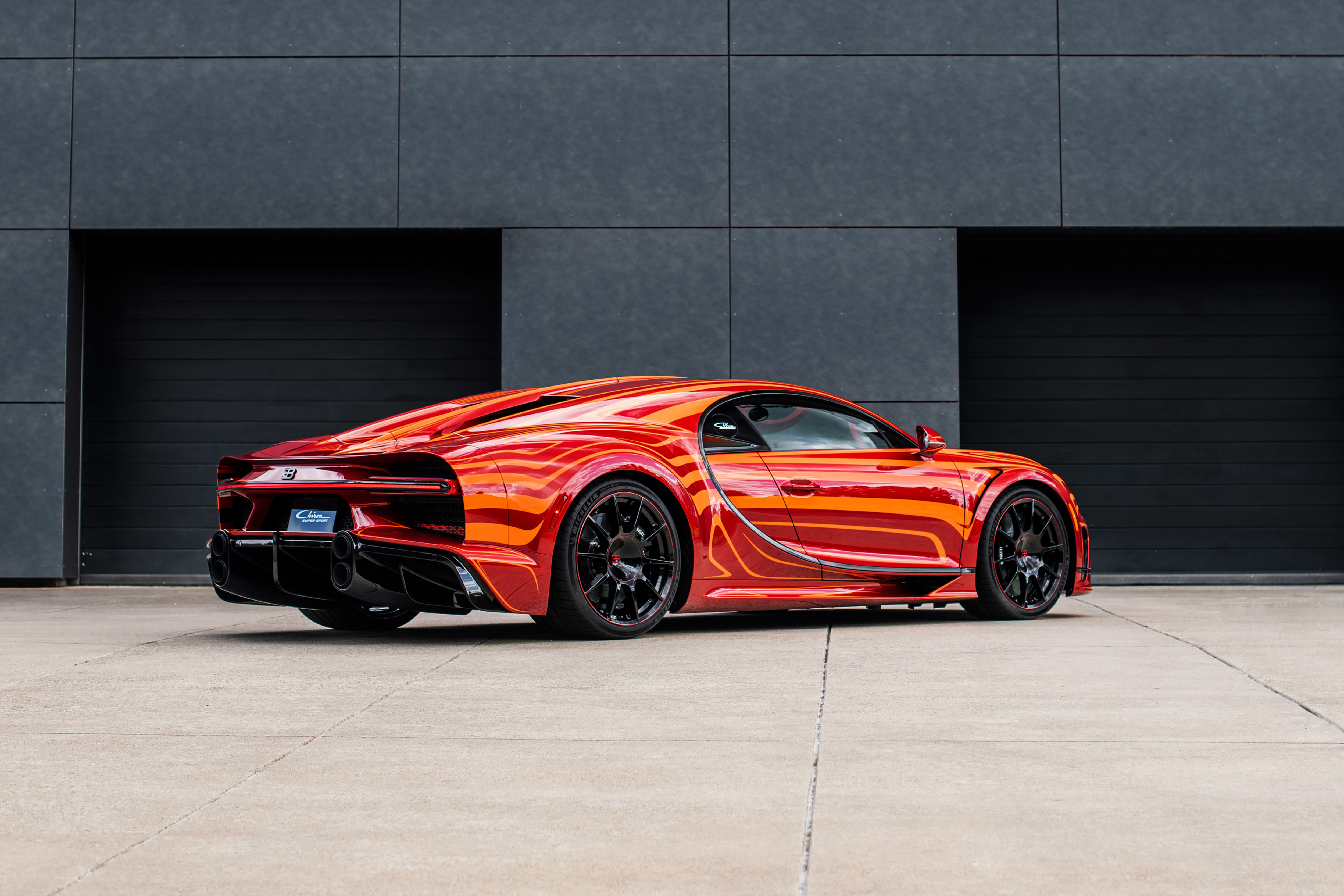 The Chiron Super Sport ‘L’aura’ combines bright red Rosso Efesto and vibrant orange Arancia Mira.